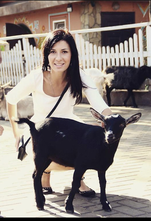 С кошечкой фото не нашлось. Хоть с козочкой.