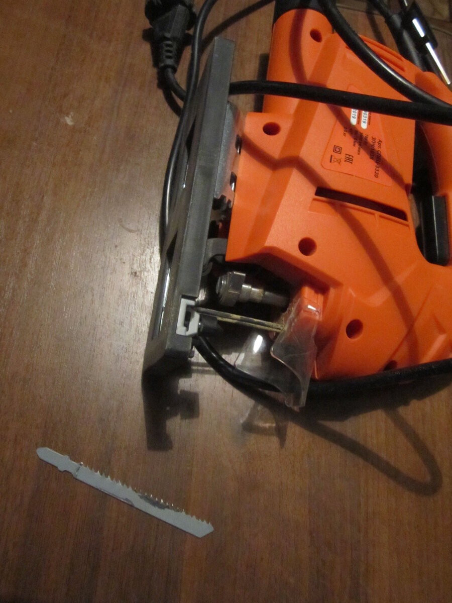 Электролобзик без пилки не сможет выполнять свои прямые обязанности, только косвенные.