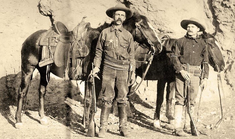 Реальные "законники", приблизительно начало XX века. Установление закона на Диком Западе, где каждый мужчина имел право носить оружие, долго оставалось серьезной проблемой. Просторы неосвоенных земель Запада манили не только честных людей, туда потянулись преступники всех мастей.  Территория некоторых графств могла составлять 10–15 тысяч квадратных километров, и местный шериф был не в силах уследить за всем, что происходило в вверенном ему районе. Шерифу разрешалось нанимать себе нескольких помощников, которые упрощали его работу, но не настолько, чтобы справиться с разгулом преступности. Нередко представителями закона становились бывшие преступники.