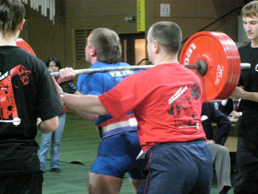 Фотография автора. Чемпионат Украины 2008г. Первый подход, на штанге 255 кг, собственный вес 71кг.