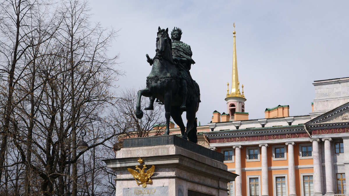 На своём пьедестале Петр 1 смотрится не хуже Медного всадника