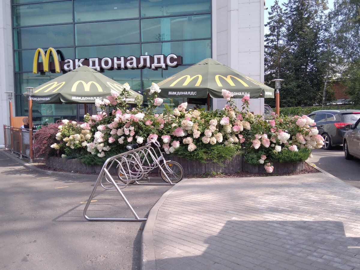 Удачно поймали кадр без людей - так-то народ здесь идёт потоком. Вдали чей-то велосипед ждёт своего хозяина из Макдака. 