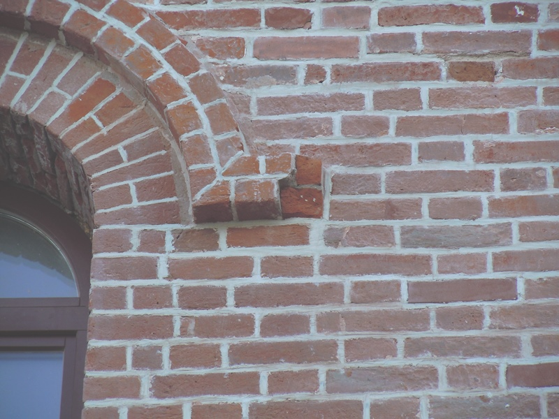 Там же. Но тут ещё и откололи кусочек. Теперь так и будет…