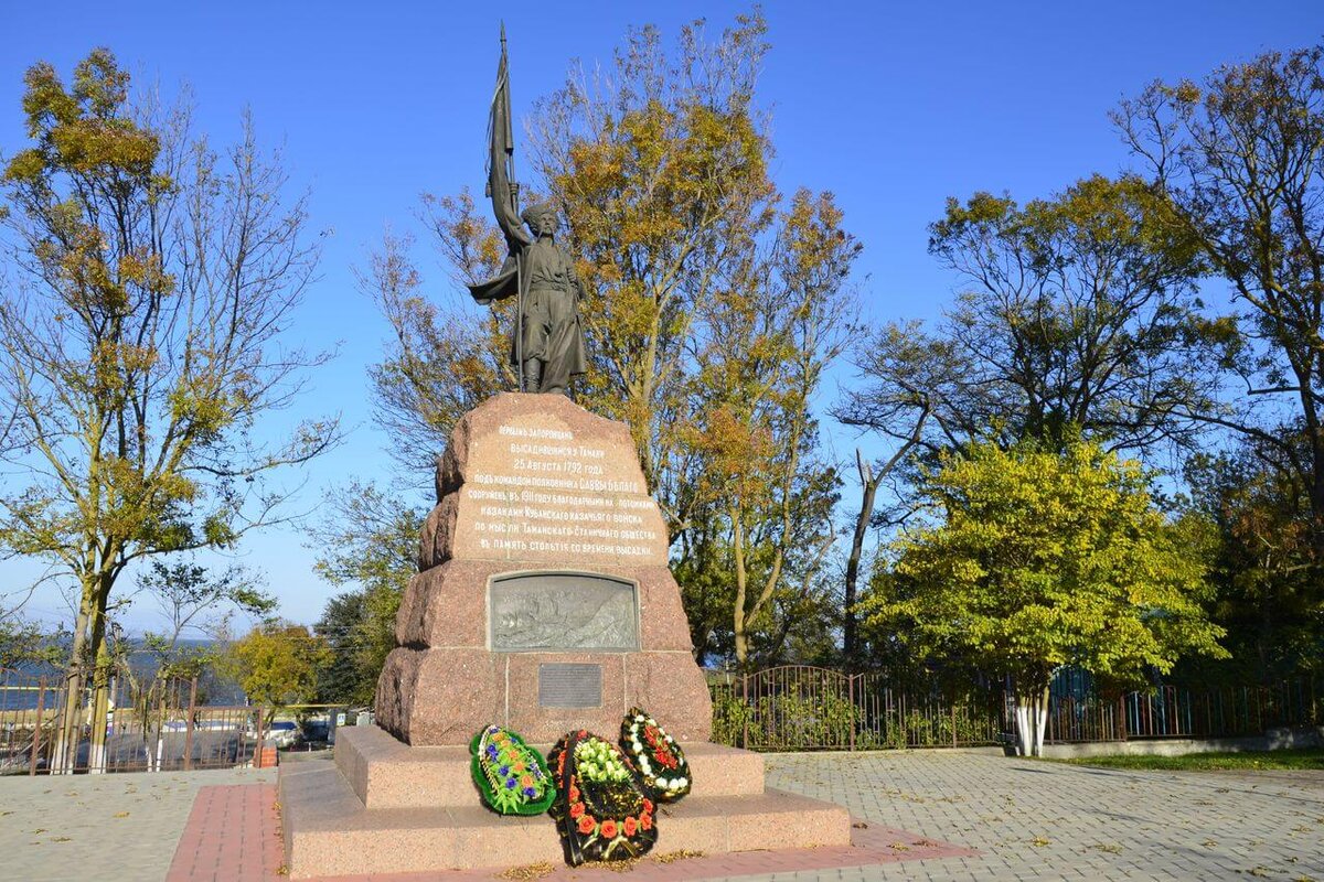 В Тамани много скульптур и памятников — Памятник Михаилу Лермонтову, Братская могила, Памятник Казакам — первопроходцам