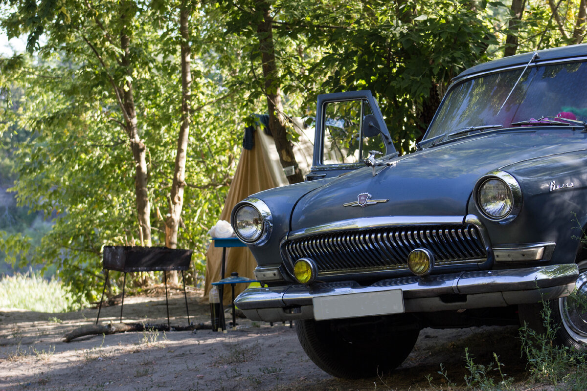 Автомобиль "Волга" на природе