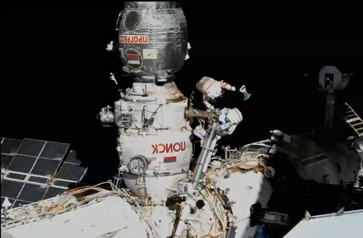    Космонавт Артемьев запустил первые два наноспутника с борта МКС