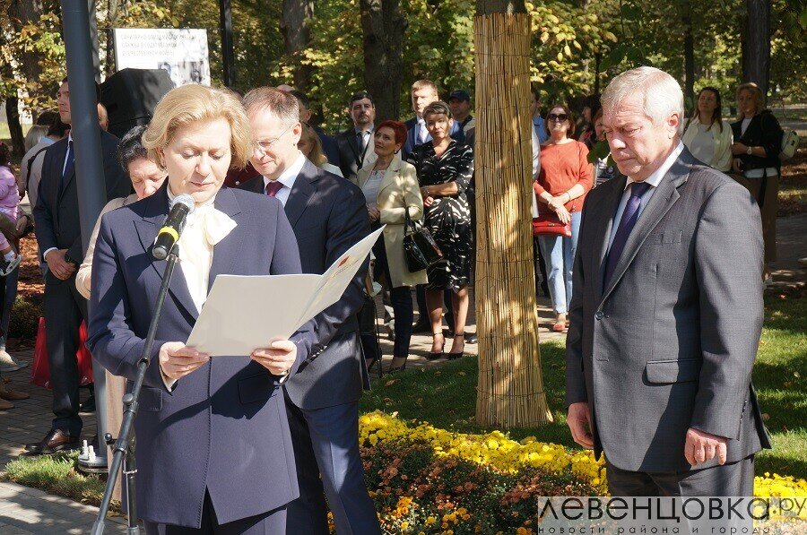 [caption id="attachment_48245" align="aligncenter" width="724"] Главный санитарный врач России Анна Попова зачитывает приветственный адрес от Владимира Путина[/caption]