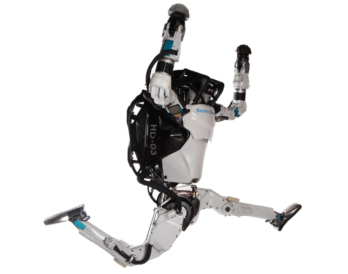 Роботы Atlas демонстрируют сложные упражнения, таким образом компания тестирует их возможности, чтобы открыть новое поколение мобильности, восприятия и спортивного интеллекта.