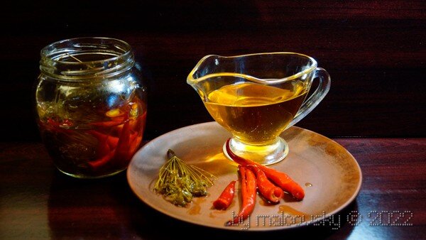 Острый перец в масле с укропом и острое укропное масло.