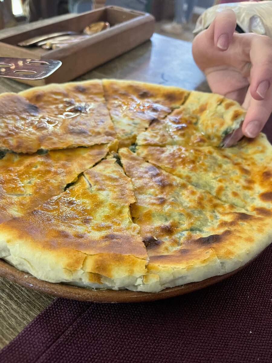 Вкусная национальная еда в кафешках. Очень вкусные осетинские пироги 
