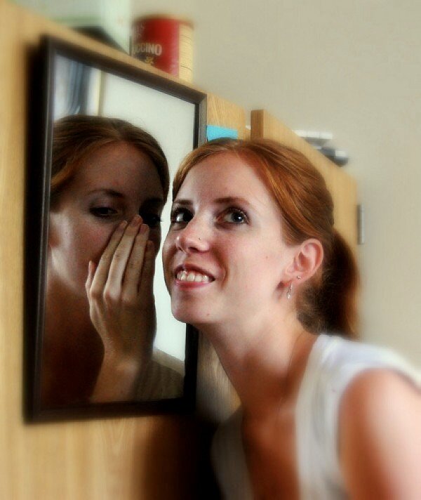 Разговор с самим собой. Разговор с зеркалом. Человек говорит с зеркалом. Разговор с отражением.
