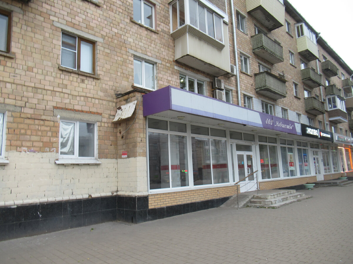 С магазина на проспекте Ленина в районе 9 мая уже вывеска пропала, а на двери значится аренда