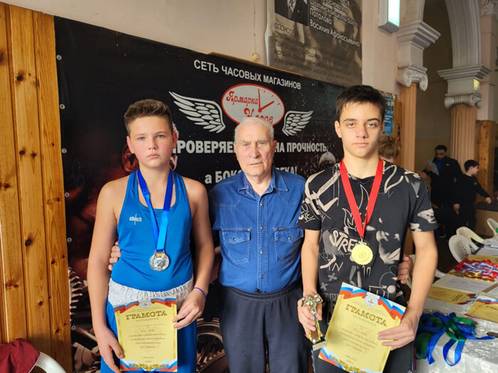    На фото Почётный тренер Ростовской области по боксу Владимир Викулов