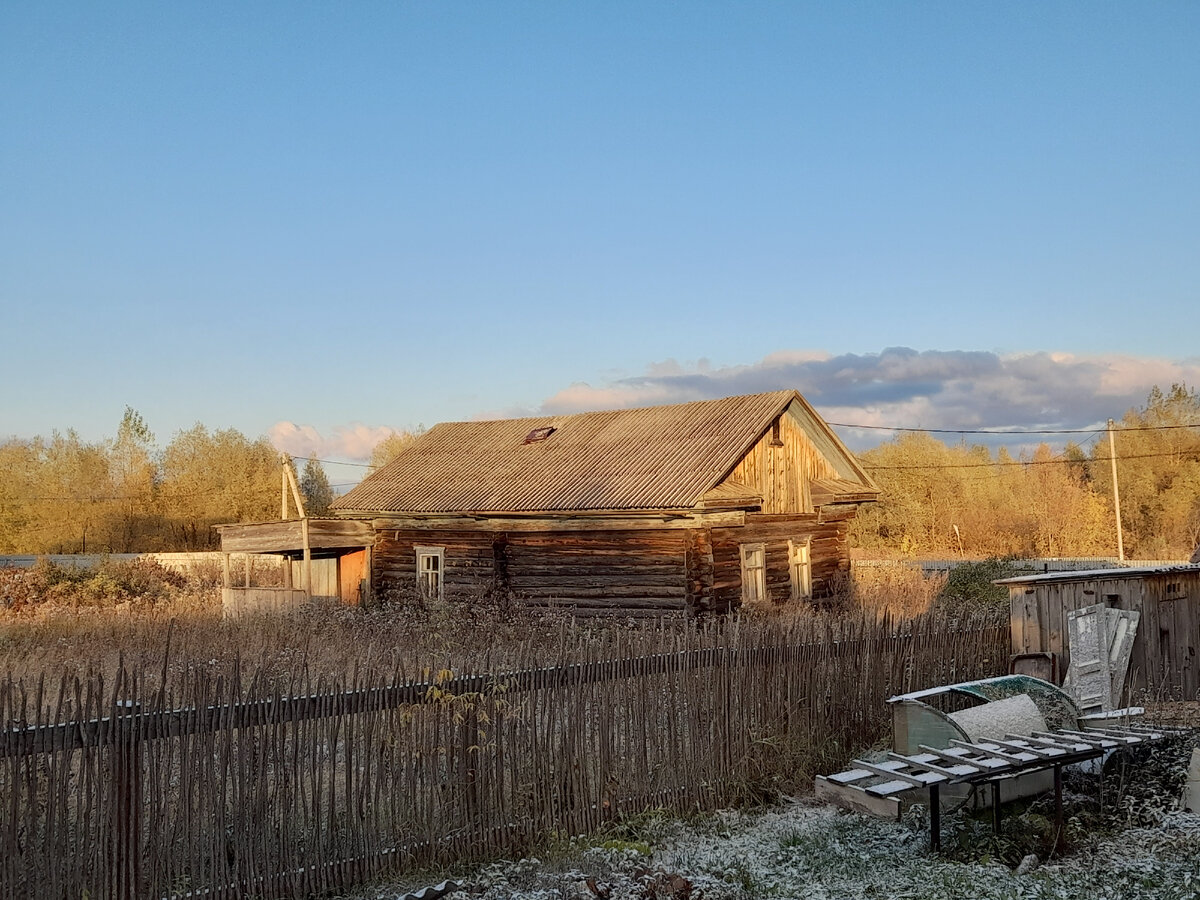 Брошенный деревенский дом. Фото из личного архива.
