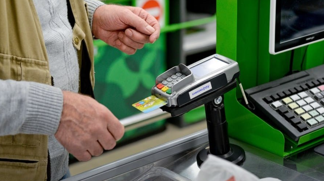 Обслуживание банковских терминалов. Оплата картой в магазине. Расплачивается на кассе. Оплата картой на кассе. Безналичные платежи на кассе.