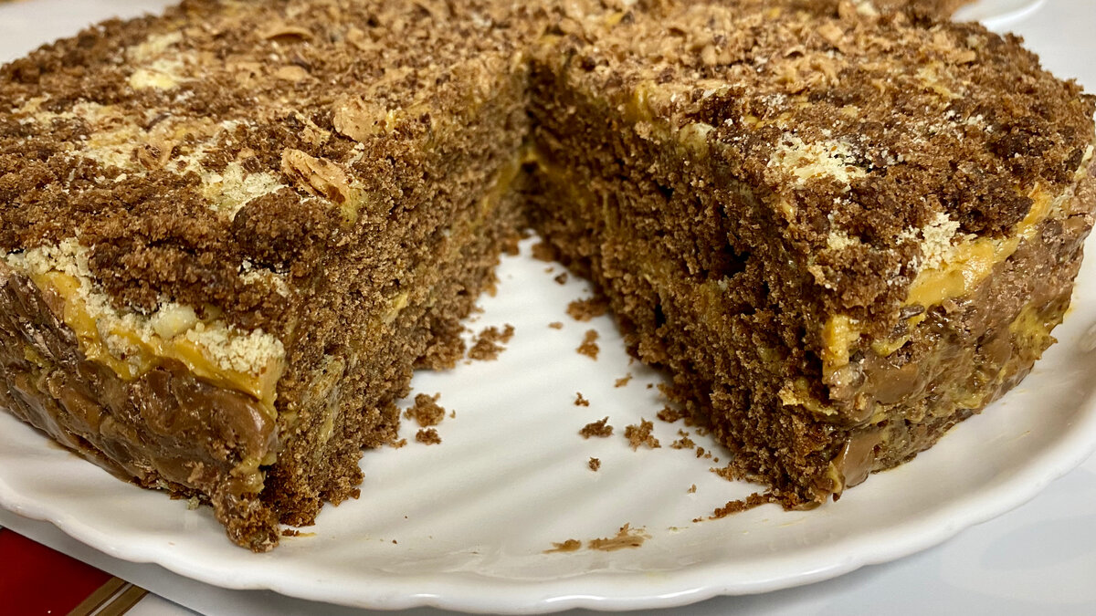 Удобно обмазывать по бокам с помощью силиконовой лопатки. 