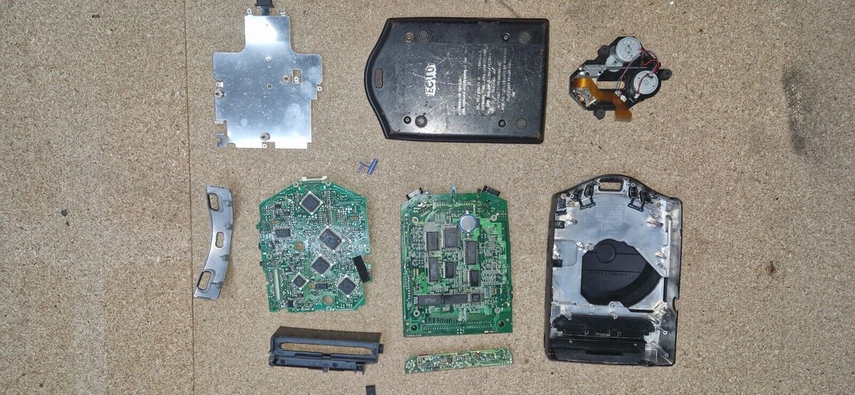 Вот так выглядит Sega CDX в полностью разобранном состоянии. В данном случае разбиралась бразильская CDX. Как я говорил в ролике, действительно есть две крупные платы. Тут мы еще видим лазер, железный лоток с наклейкой Tec Toy. На ней, в отличие от североамериканских приставок, даты производства не было написано.