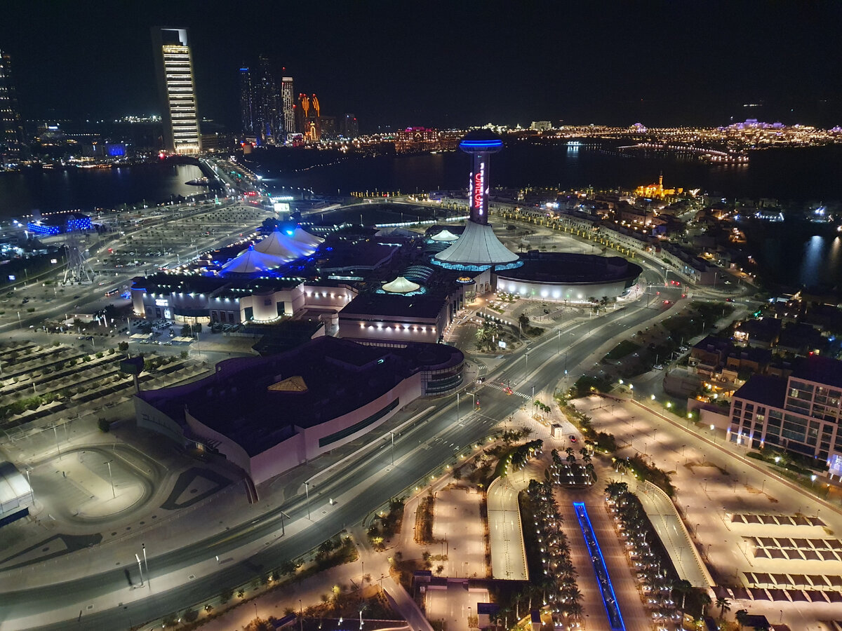 ночной вид на город на Аль Марине