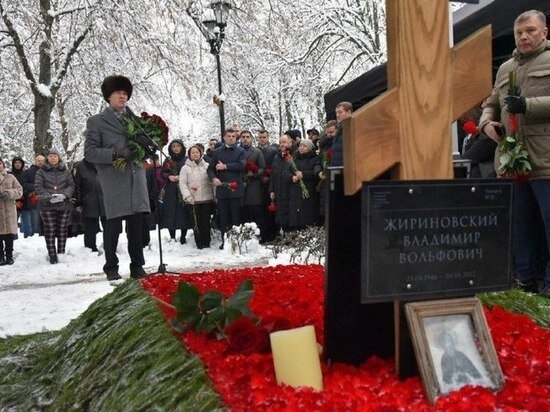     Губернатор Хабаровского края возложил цветы на могилу Владимира Жириновского ФОТО: телеграм-канал Михаила Дегтярева