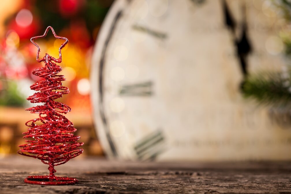     Как модно и просто украсить ёлку?