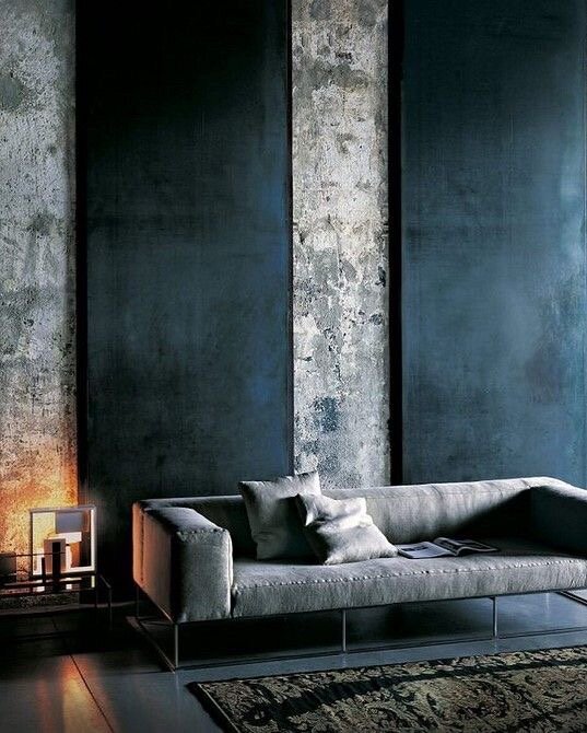 На этом примере два акцента: брутальный бетон и состареный панели. Работает такой приём деконструкции, на расширение пространства. Фото взять из открытых источников. 