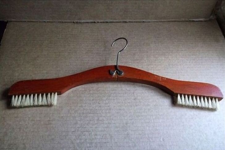 Смотрится странно, но если вы спешите, не понадобится тратить время на поиски щётки. Фото из интернета. 