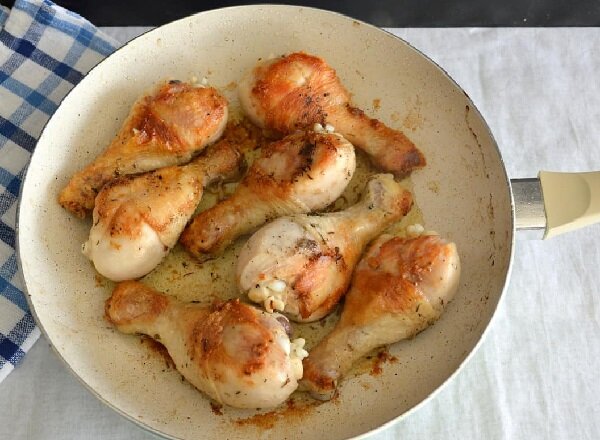 Как приготовить вкусную голень курицы на сковороде: быстрый и простой рецепт