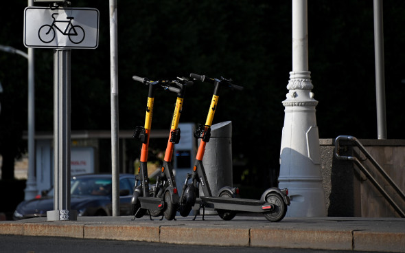 Парковка электросамокатов Whoosh в Москве (Фото: Евгений Одиноков / РИА Новости) 