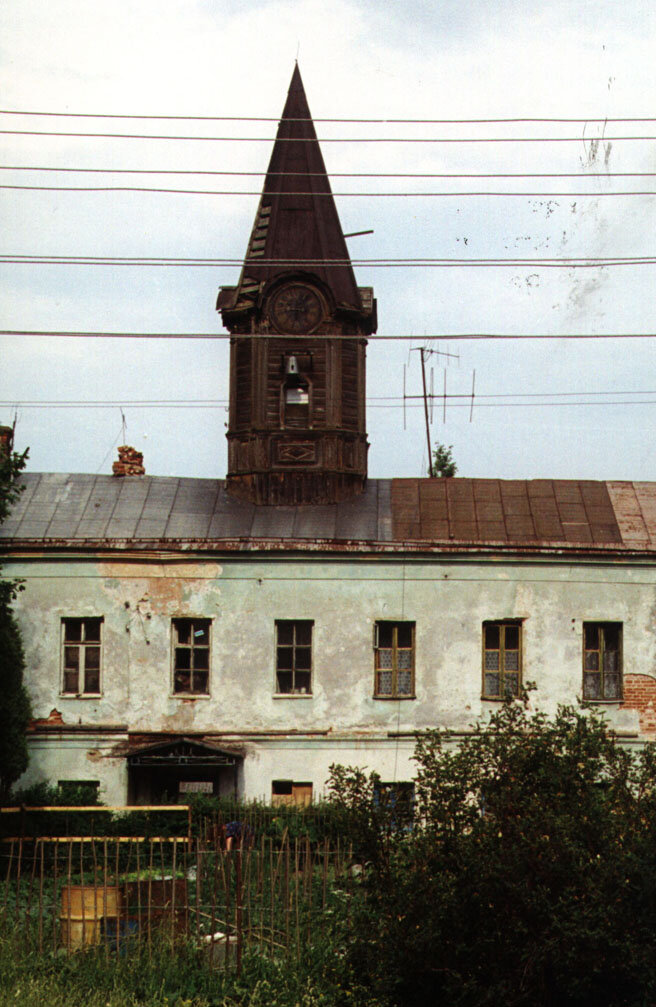 Флигель колосовского замка с часами на башне. Фото 2004 г.