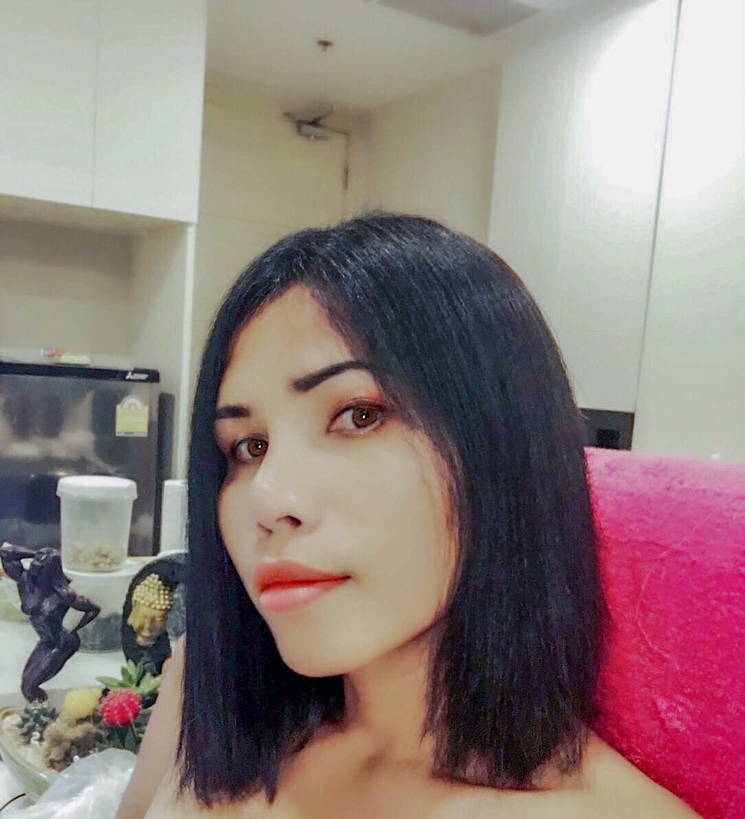 Когда моя жена делает превьюшки для своего тайского Ютуб-канала, она их высветляет какими-то совершенно безумными фильтрами.