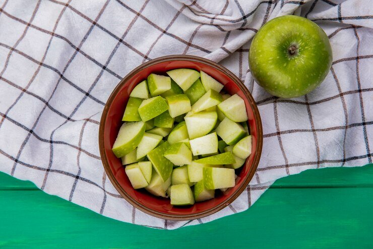 Кусок яблока и сахар