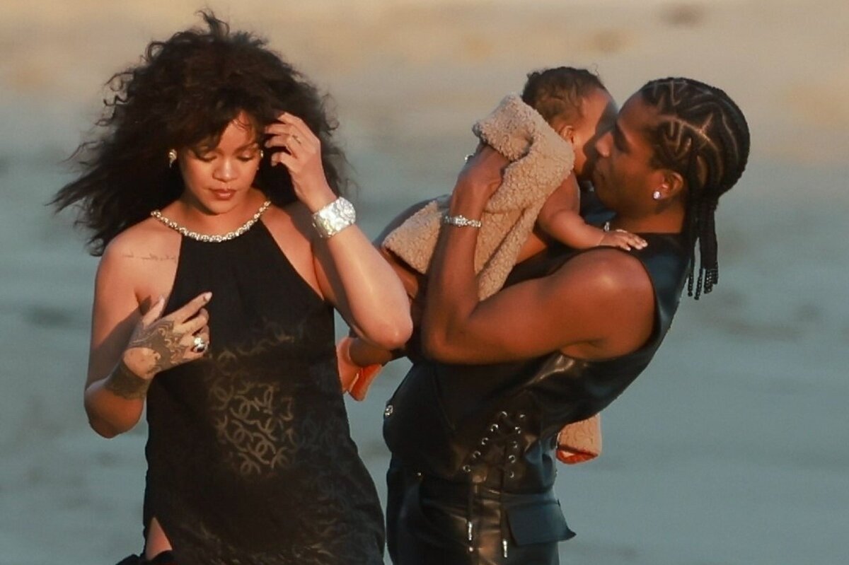     «Уже лопочет и пытается забрать телефон у мамы»: первое видео с сыном Рианны умилило фанатов