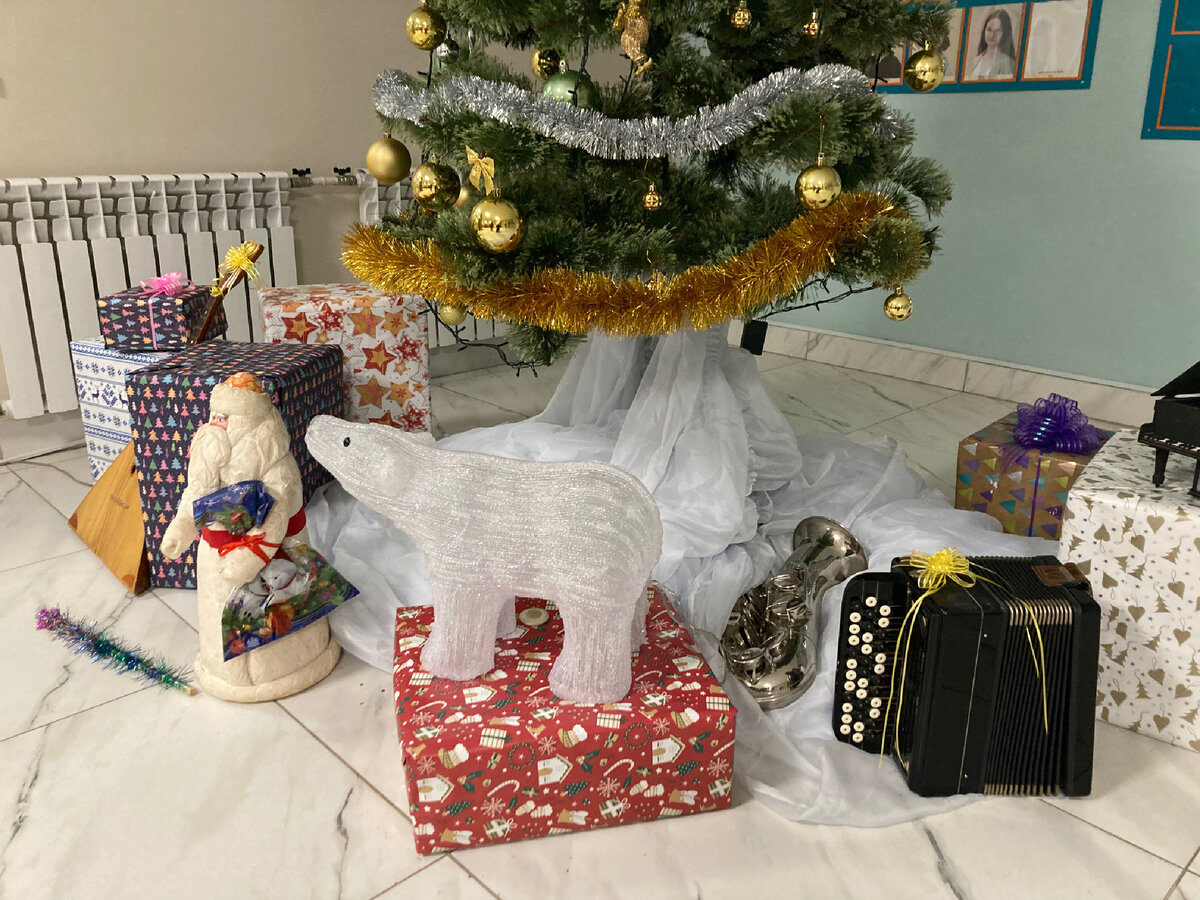 В музыкальной школе даже елка музыкальная