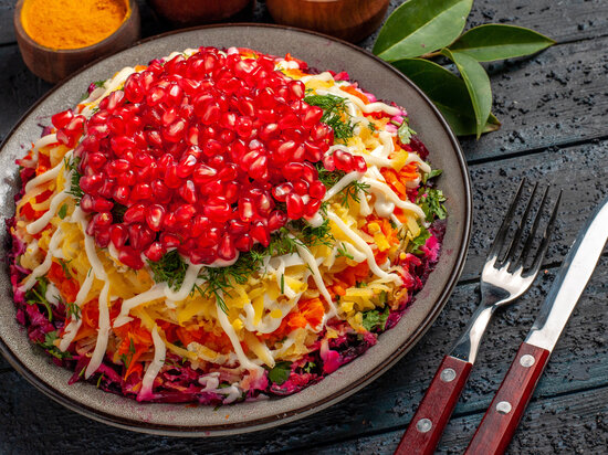     Быстрее всего портятся салаты с мясом, колбасой и заправкой в виде йогурта или майонеза. Фото: freepik.com