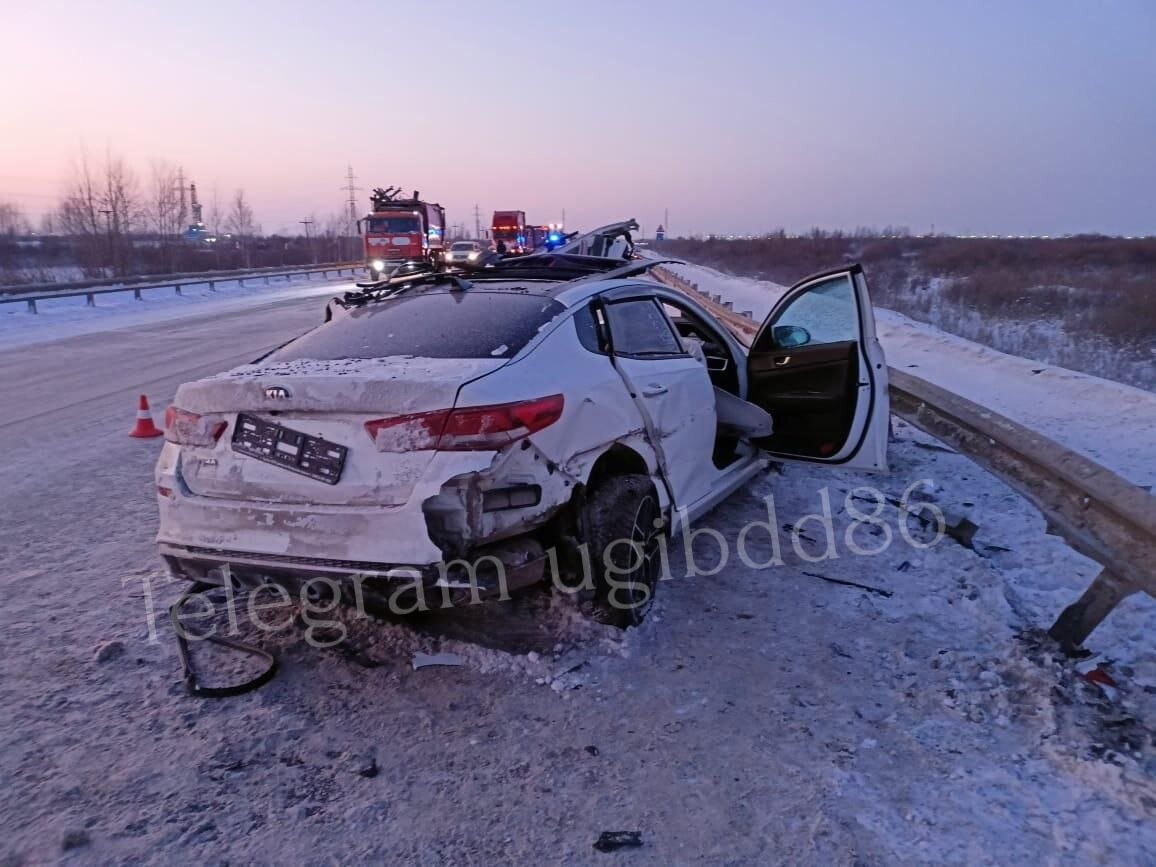    В Югре пассажиры легкового автомобиля пострадали после столкновения двух грузовиков