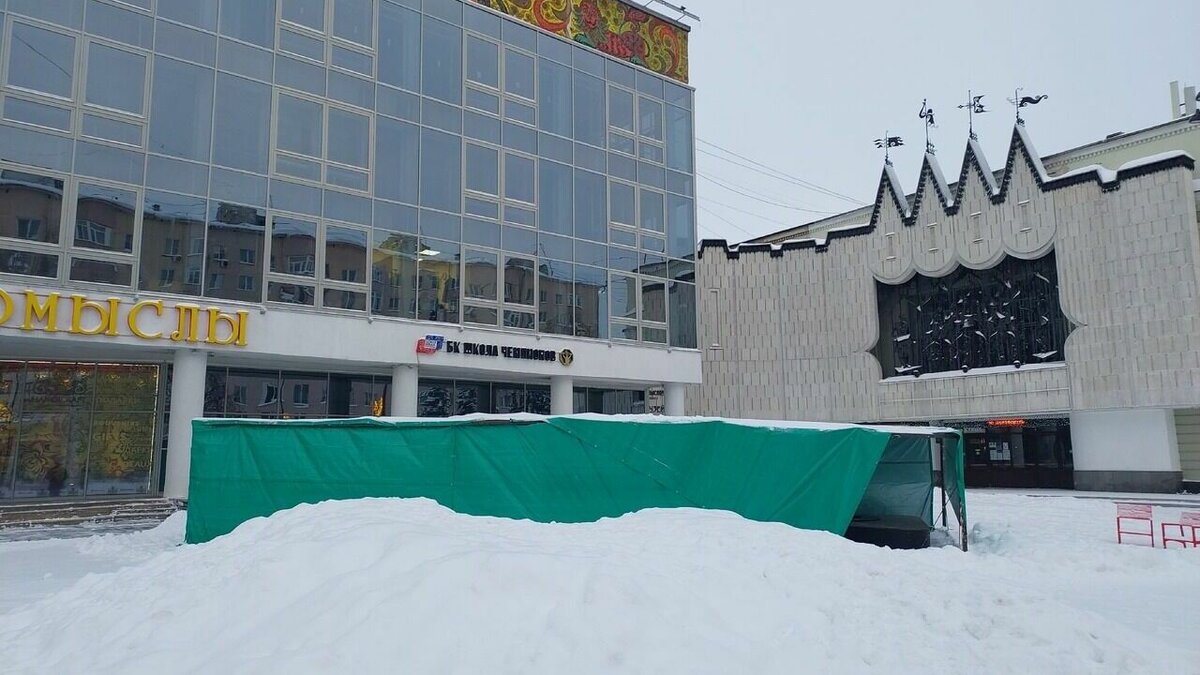     Второй батут начали устанавливать на Большой Покровской. Однако воспользоваться им жители Нижнего Новгорода не смогут до весны. Об этом NewsNN сообщили в АНО «Центр 800».