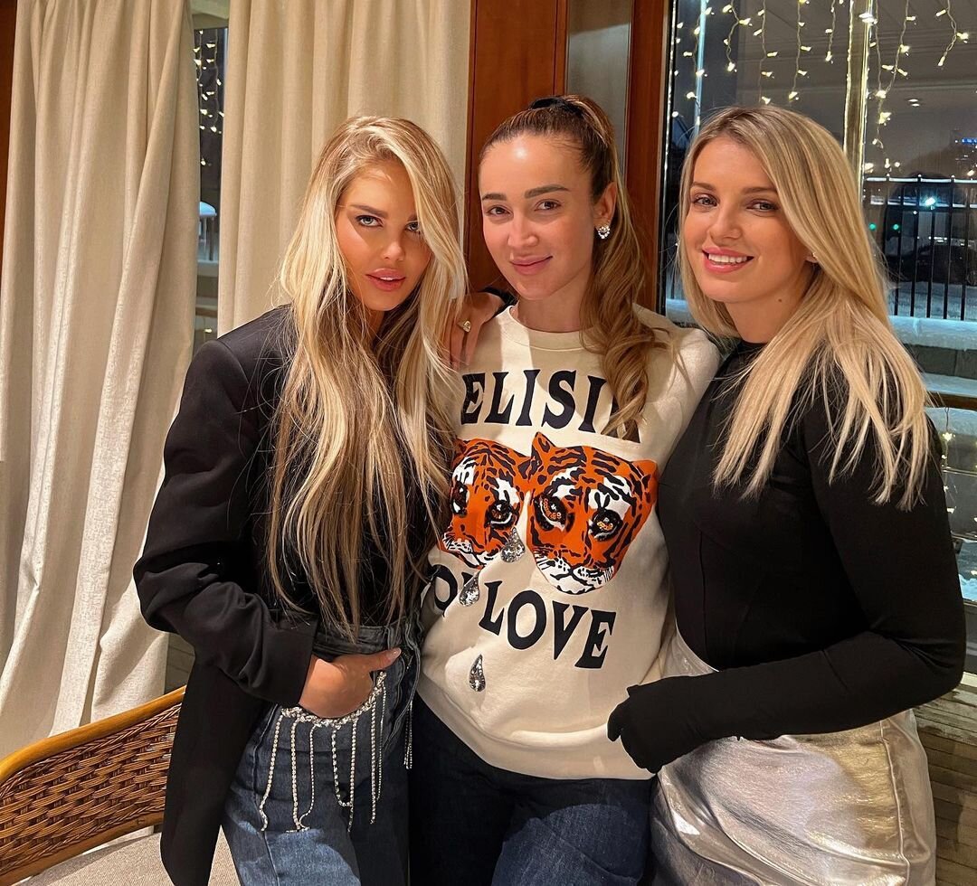    Ольга Бузова встретилась с подругамиСоцсети Ольги Бузовой