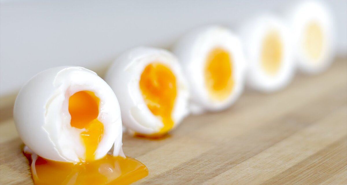 Ниже в тексте будет указано, сколько минут готовить яйца — от перепелиных до утиных. Расчёт времени готовки вкрутую и всмятку с момента закипания воды.