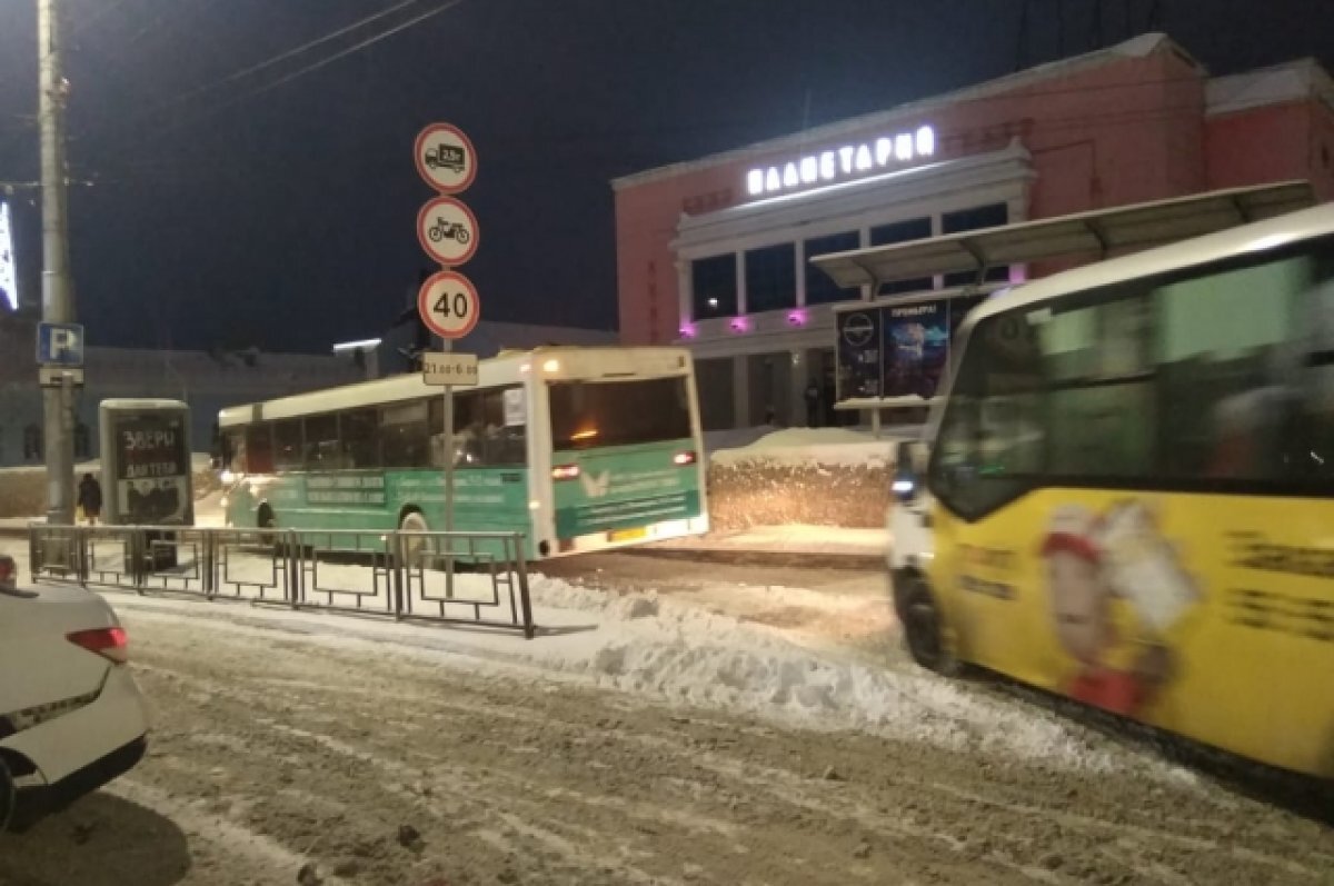    Водители вынуждены нарушать и объезжают ДТП по тротуару.