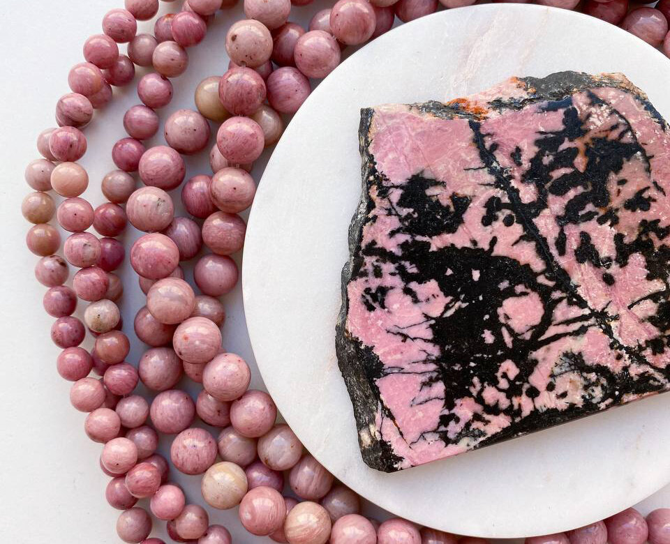 Слева имитация родонита (в бусинах), справа настоящий родонит