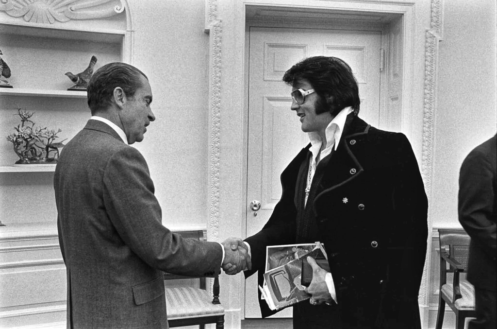 Элвис принес фотографии своей семьи, которые он подписал, чтобы подарить президенту. Фотография предоставлена ​​Президентской библиотекой и музеем Ричарда Никсона.