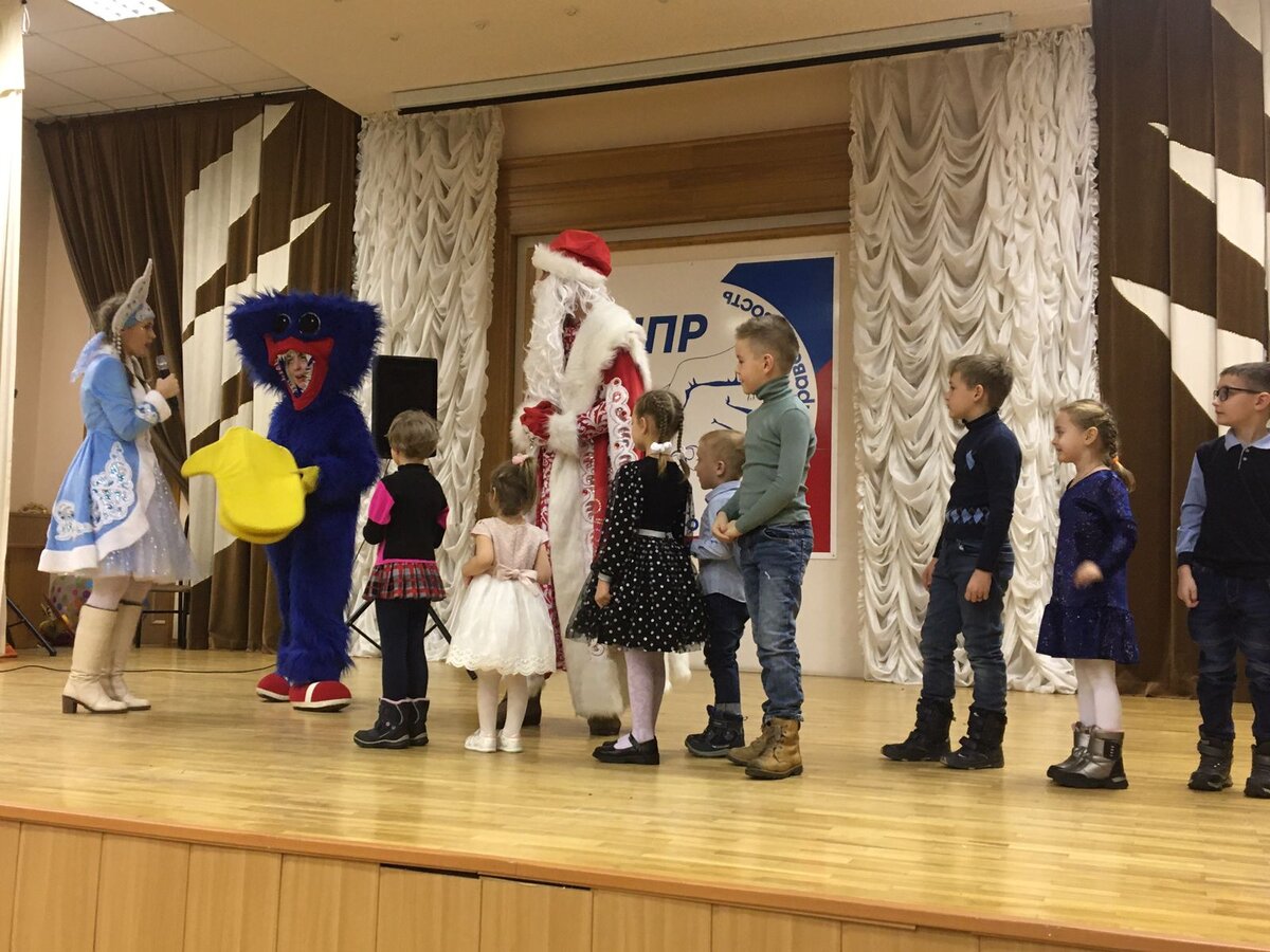 дом профсоюзов новогоднее представление. дом профсоюзов новогоднее представление. елка в областном дк в липецке. дом деда мороза стерлитамак. могилев новогодняя елка.