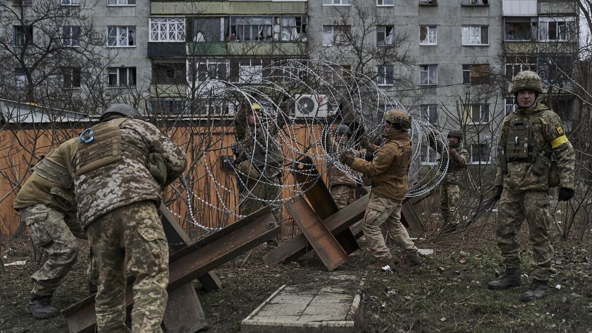    Украинские военные готовят баррикады в Артемовске (Бахмуте)© AP Photo / Libkos