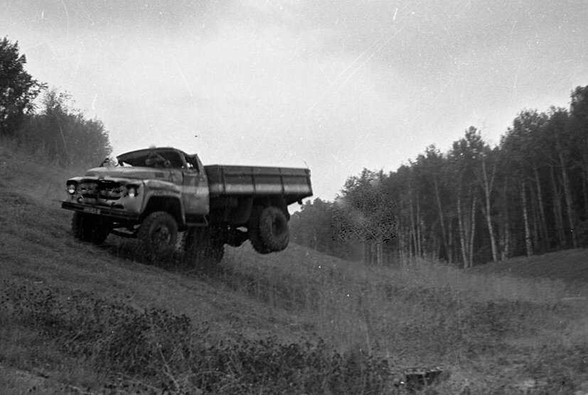 Но машина слетела с дороги. И тут время затормозилось... поэтому, у меня есть возможность описывать каждую следующую долю секунды достаточно подробно: они врезались мне в память навсегда.