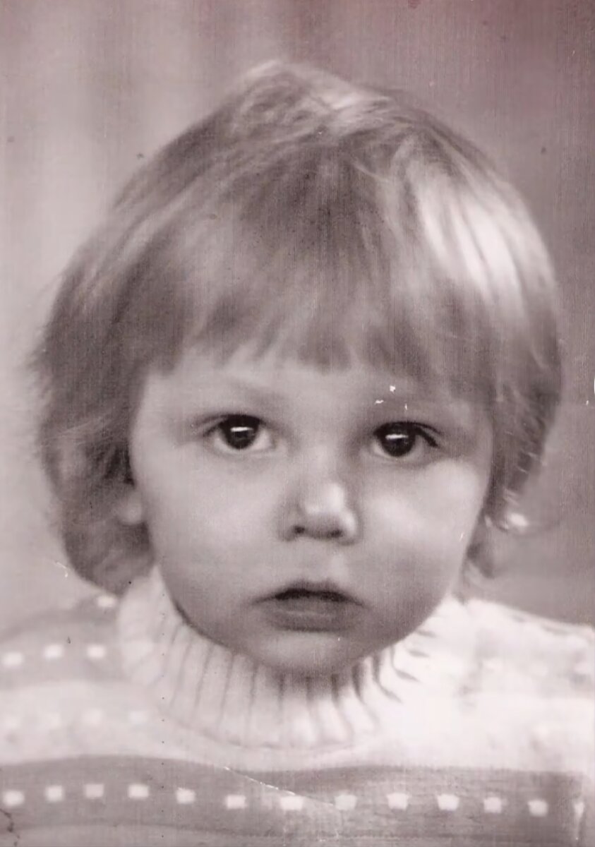 Это 1976 год. Здесь  мне два года и я приехал в город в гости  к бабушке. 