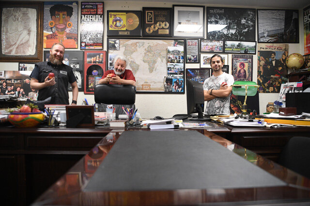    Создатель легендарной группы «Парк Горького», музыкант и продюсер Стас Намин (в центре) и музыканты Иван Гуськов (слева) и Олег Изотов (справа) во время интервью с новым составом группы «Парк Горького». Фото:  РИА Новости/ Алексей Майшев