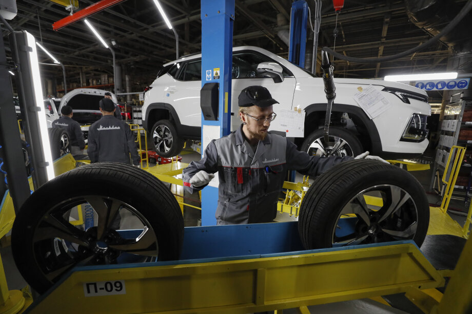 Сборка автомобиля на заводе «Москвич». Фото: YURI KOCHETKOV/EPA/TASS