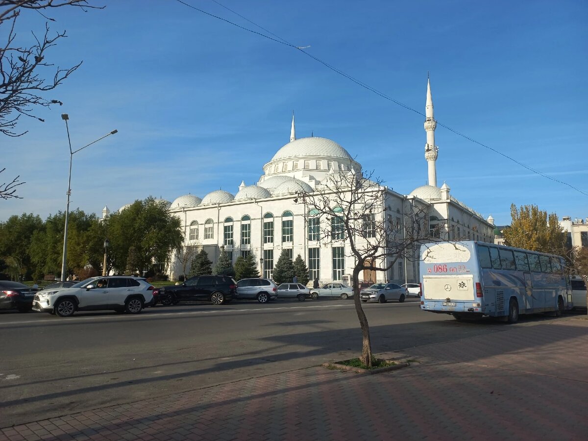 Джума-мечеть в дневное время 