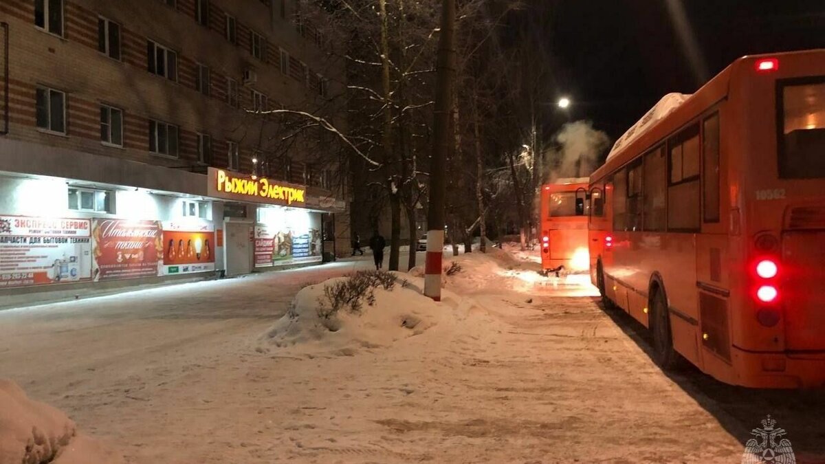     Туристов из Ульяновска, чей автобус сломался на трассе возле Арзамаса, отправили домой спустя полдня. Об этом рассказали в пресс-службе ГУ МЧС России по Нижегородской области.