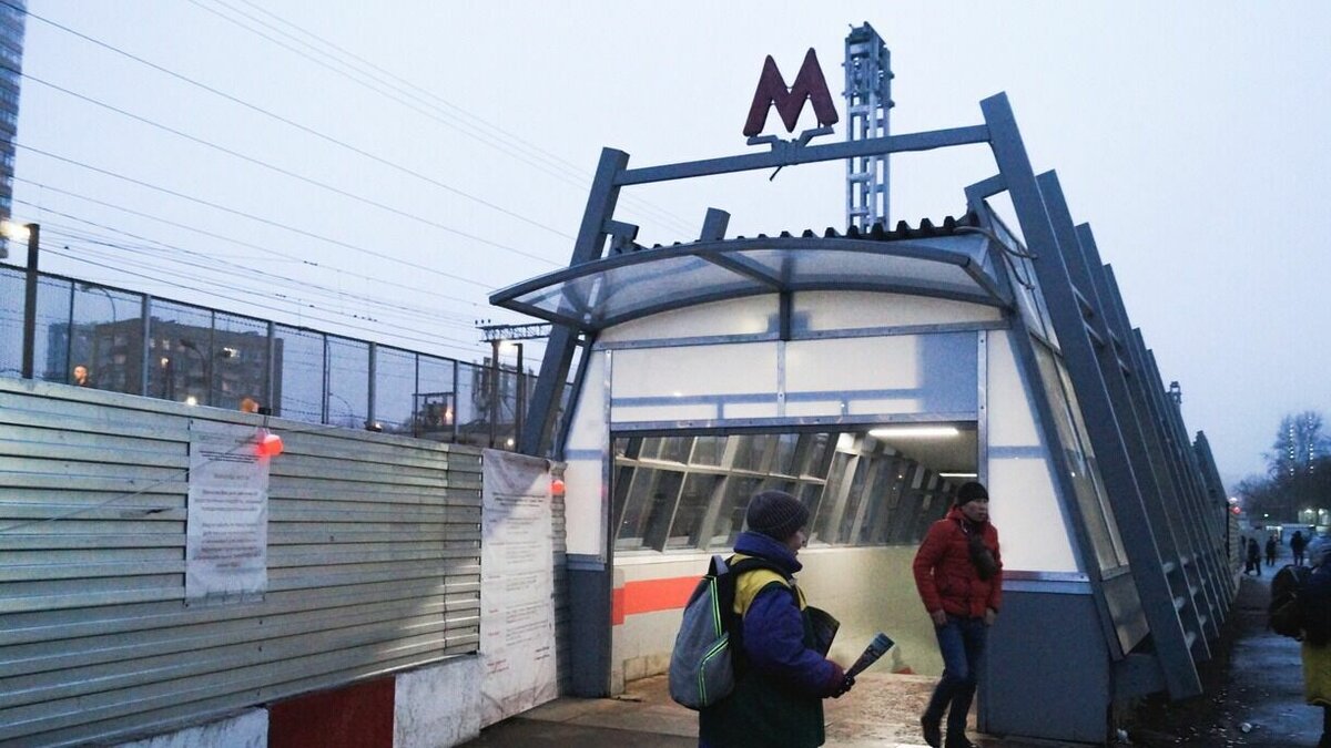     Происшествие случилось 3 января на станции «Окружная» Московского центрального диаметра. Работники станции быстро отреагировали на произошедшее: остановили эскалатор и вызвали медиков.